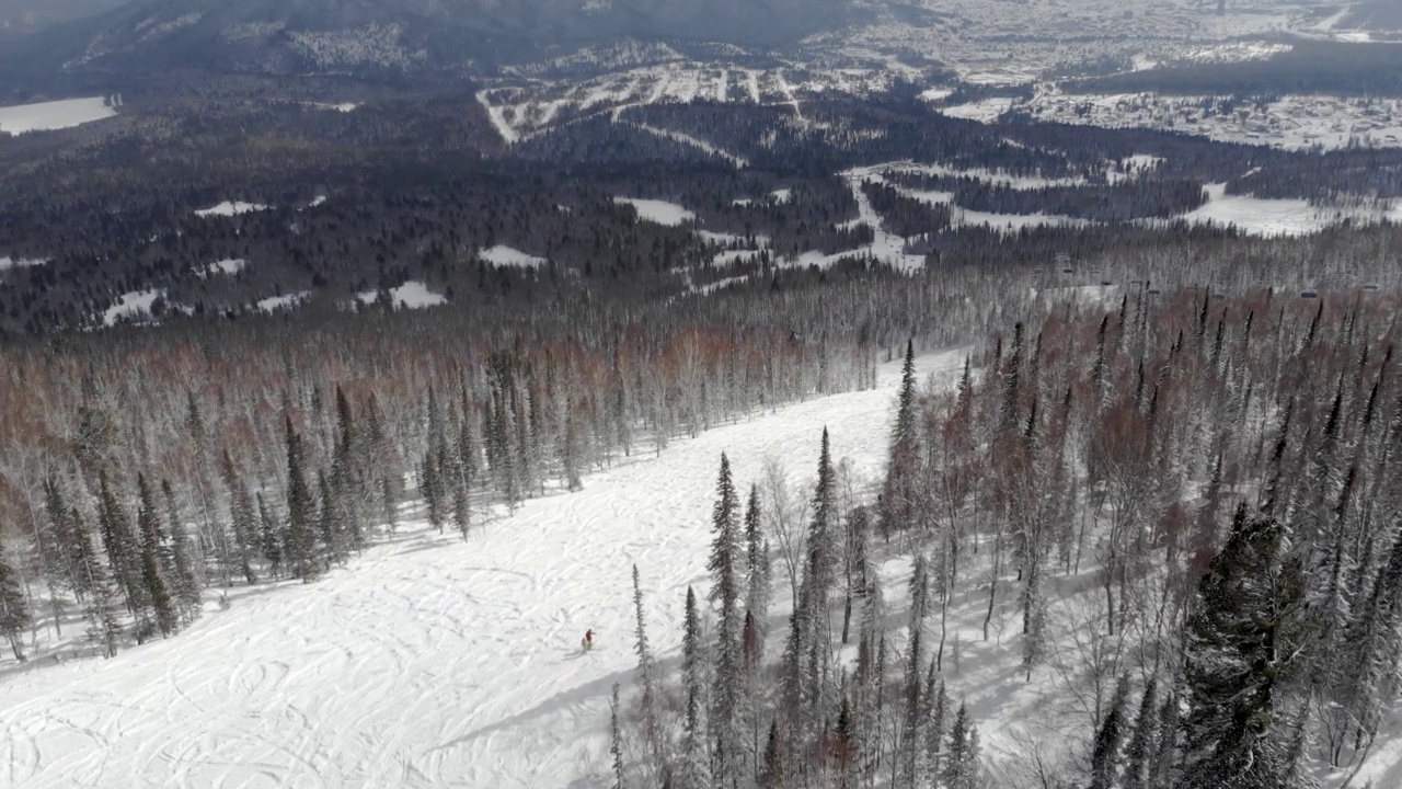 滑雪胜地。从无人机上滑雪视频素材