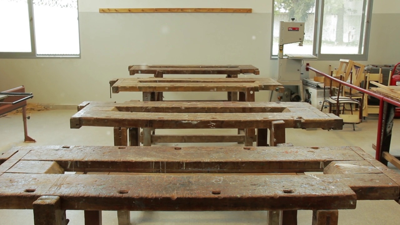 阿根廷一所公立高中的木工班。视频下载
