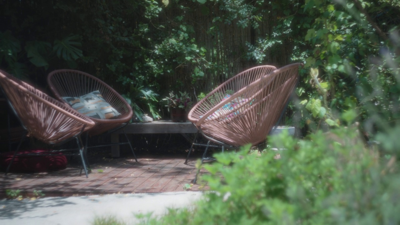 花园甲板上的现代棕色户外座椅被树木环绕视频素材