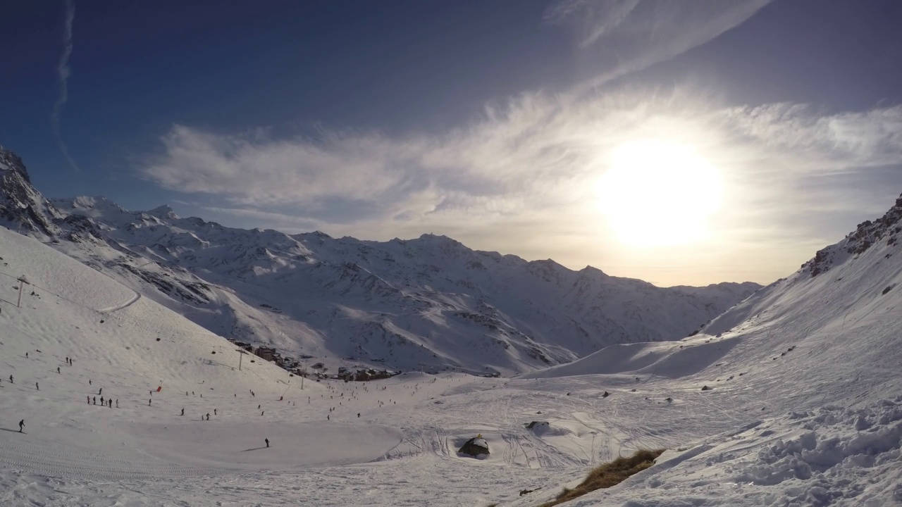 滑雪缆车，滑雪者和单板滑雪者。冬天的法国阿尔卑斯山脉，滑雪胜地的风景，4K延时视频视频素材