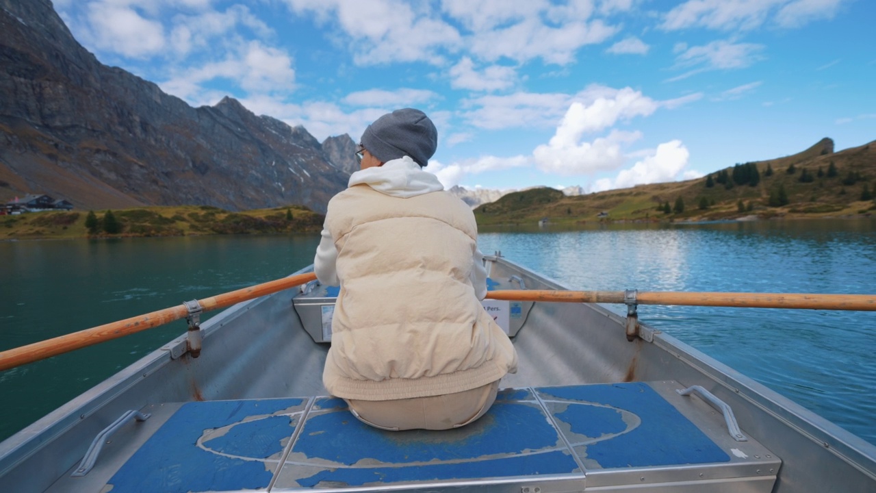 亚洲男子在湖中划船视频素材