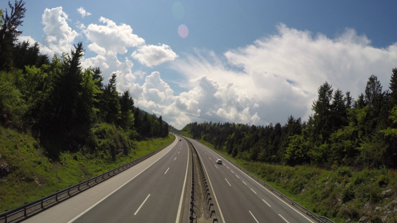 森林地区的高速公路，汽车高速驶过视频下载