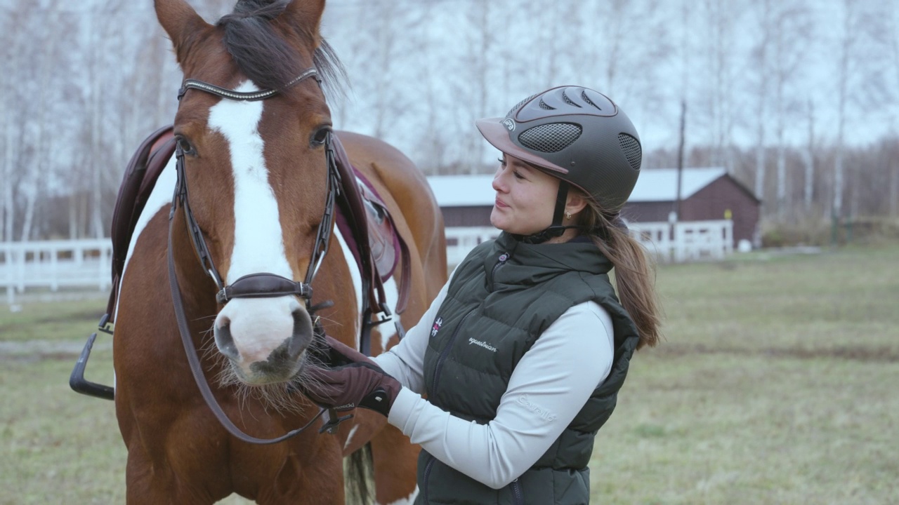 骑手和马之间温柔的交流。视频下载