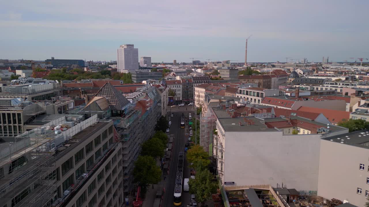 柏林市中心的有轨电车和路上的汽车。完美的鸟瞰飞行视频下载