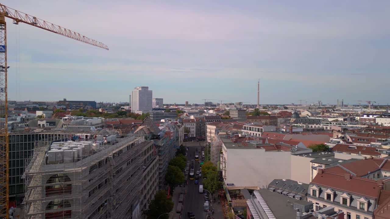 柏林市中心的有轨电车和汽车。平静鸟瞰飞行视频下载