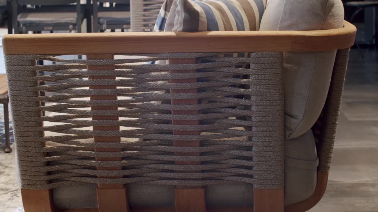 豪华别墅的现代椅子。花园家具视频素材