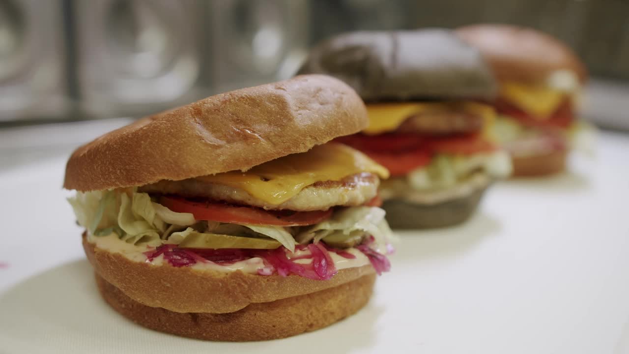 汉堡配肉饼，西红柿，黄瓜，生菜。视频素材