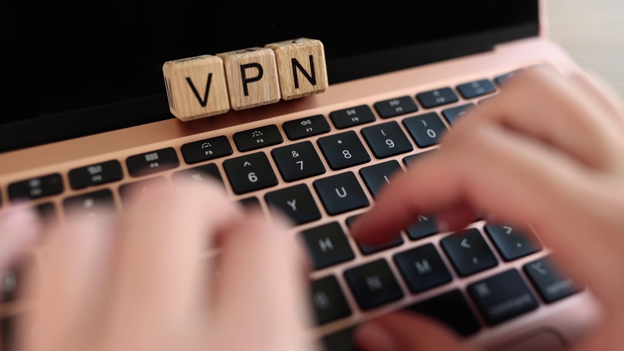 女子手按电脑键盘上的按钮文字VPN特写视频下载
