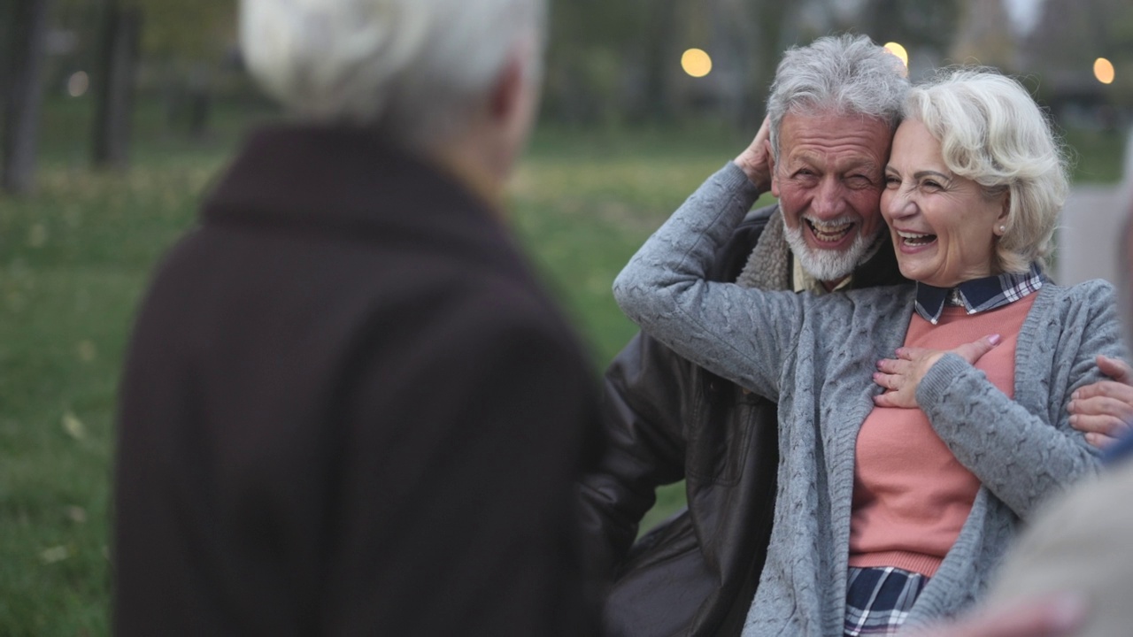 快乐的老年夫妇和他们的朋友在大自然中交谈。视频素材