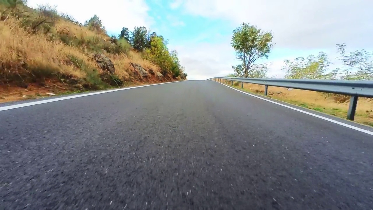 移动道路图像在地面水平向后沿单向道路视频下载