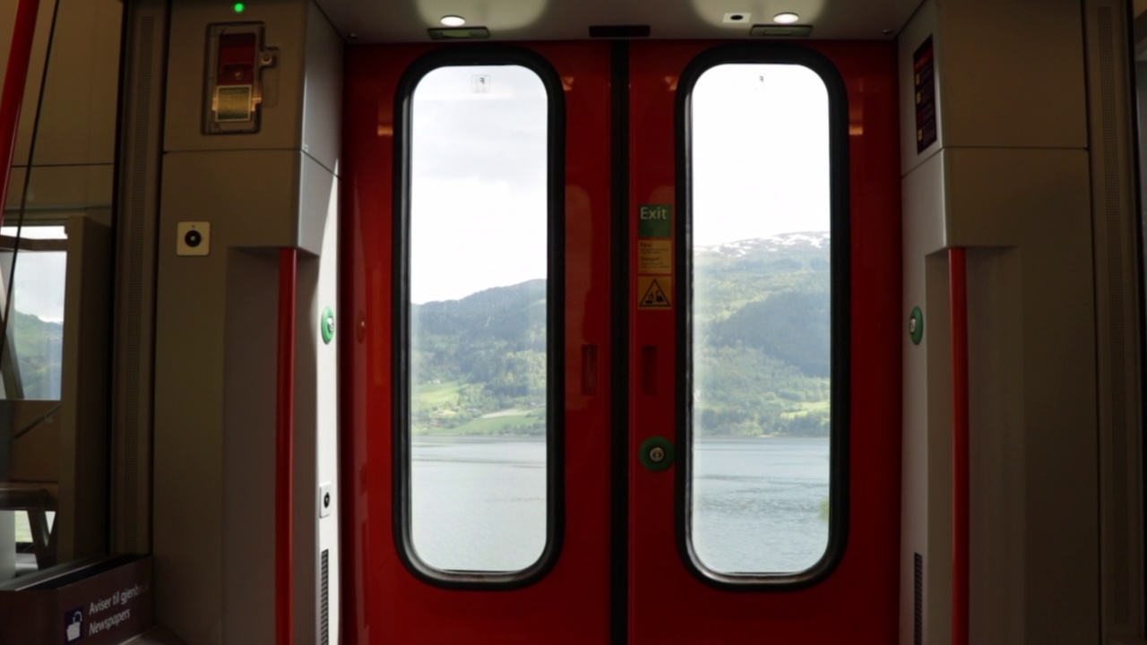 从开往挪威沃斯的火车上可以看到森林附近湖泊的美丽景色视频下载