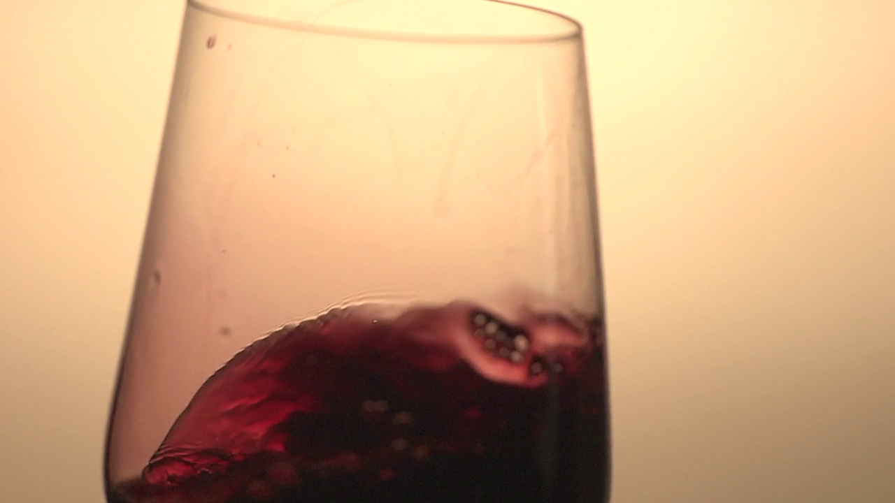 红酒倒进玻璃杯里视频素材