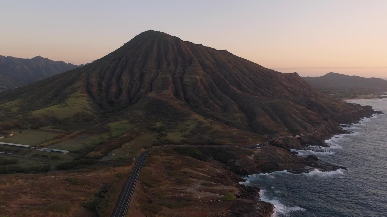 无人机从夏威夷瓦胡岛的凝灰岩锥科科火山口起飞视频素材