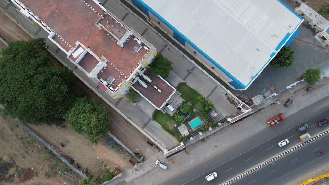 柏油路附近建筑物屋顶的鸟瞰图视频下载