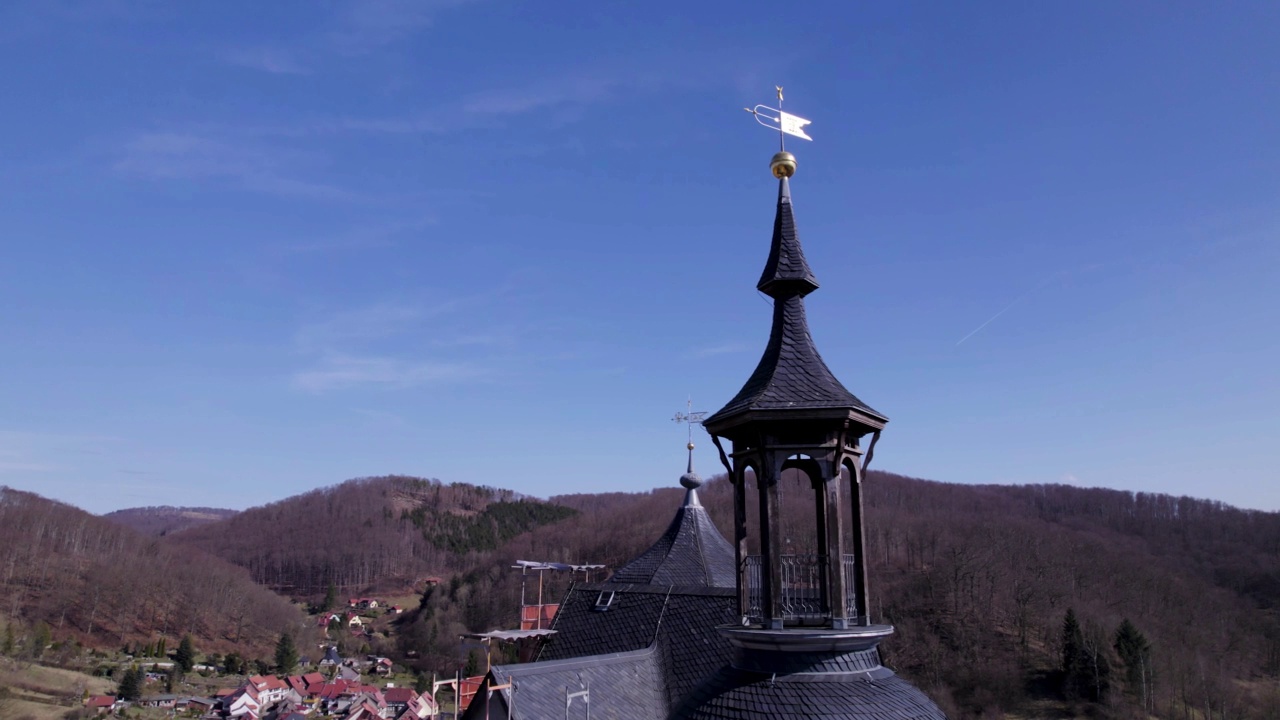 德国哈尔兹山脉附近的斯托尔伯格城堡的低角度视图视频下载