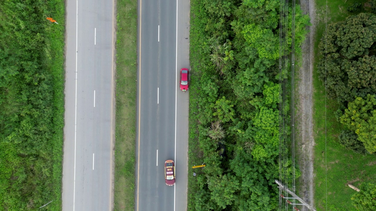 航拍的汽车在当地道路上行驶视频下载