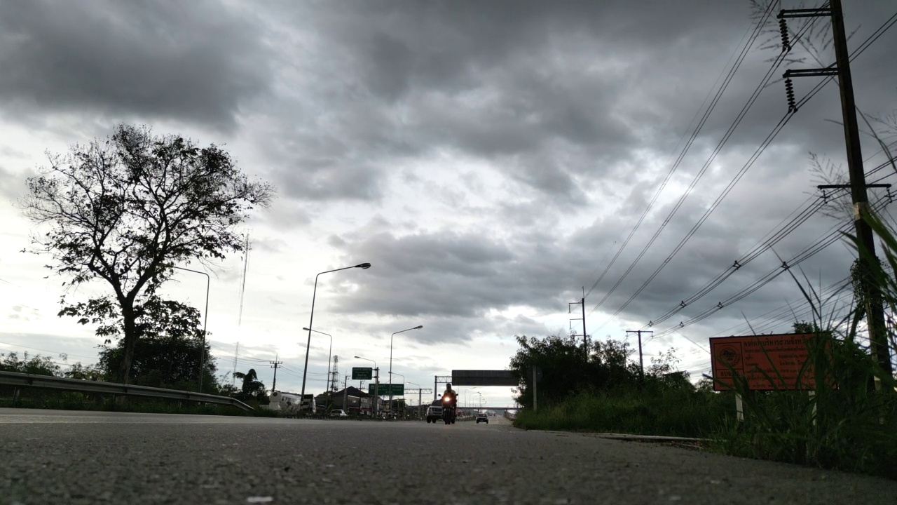 多云的本地道路鸟瞰图视频下载