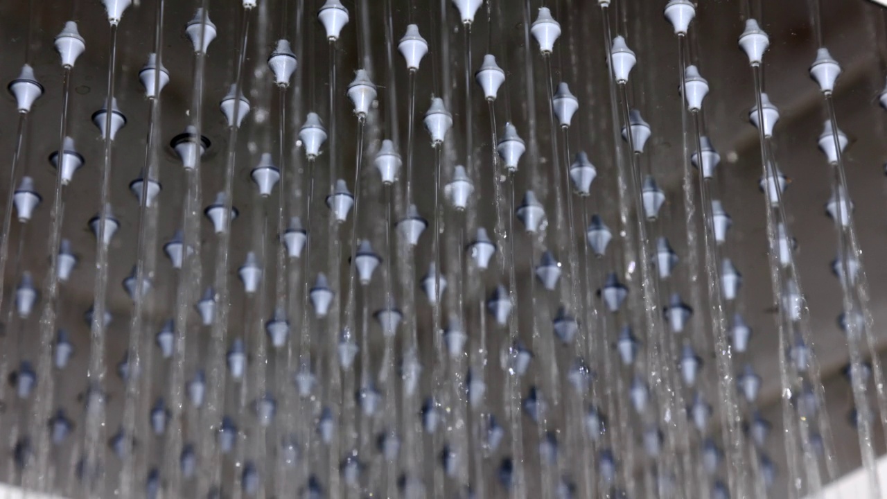 水从现代浴室淋浴喷头的开口流出视频下载