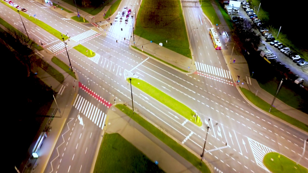 4K，高速公路、高速公路和高速公路交叉口的时间延时夜间交通视频素材