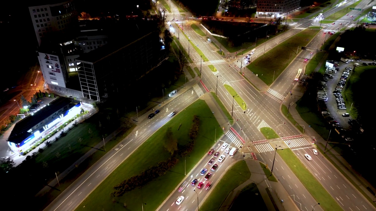 4K，高速公路、高速公路和高速公路交叉口的时间延时夜间交通视频素材
