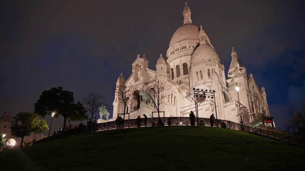 女游客用手机拍摄巴黎圣心大教堂的照片视频下载