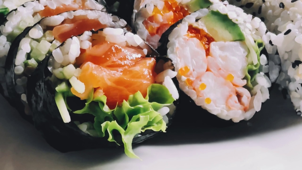 食物和饮食，日本寿司餐厅，亚洲菜作为午餐或晚餐，美味的食谱视频下载