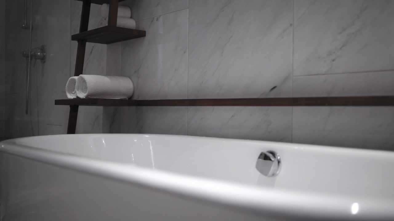 豪华浴缸在家里公寓股票视频视频素材