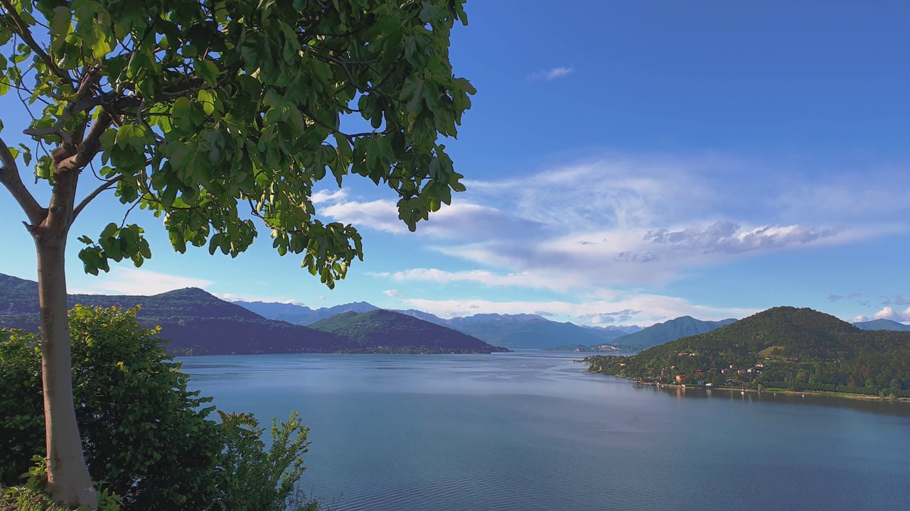 意大利马焦雷湖和阿尔卑斯山脉的美丽全景视频素材