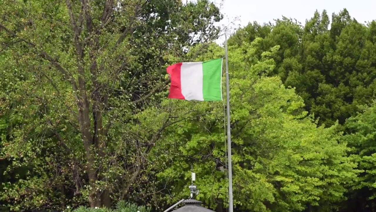 意大利国旗上飘扬着被风吹走的树叶视频素材