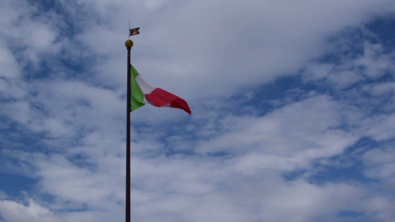 意大利国旗在蓝天白云上飘扬视频素材