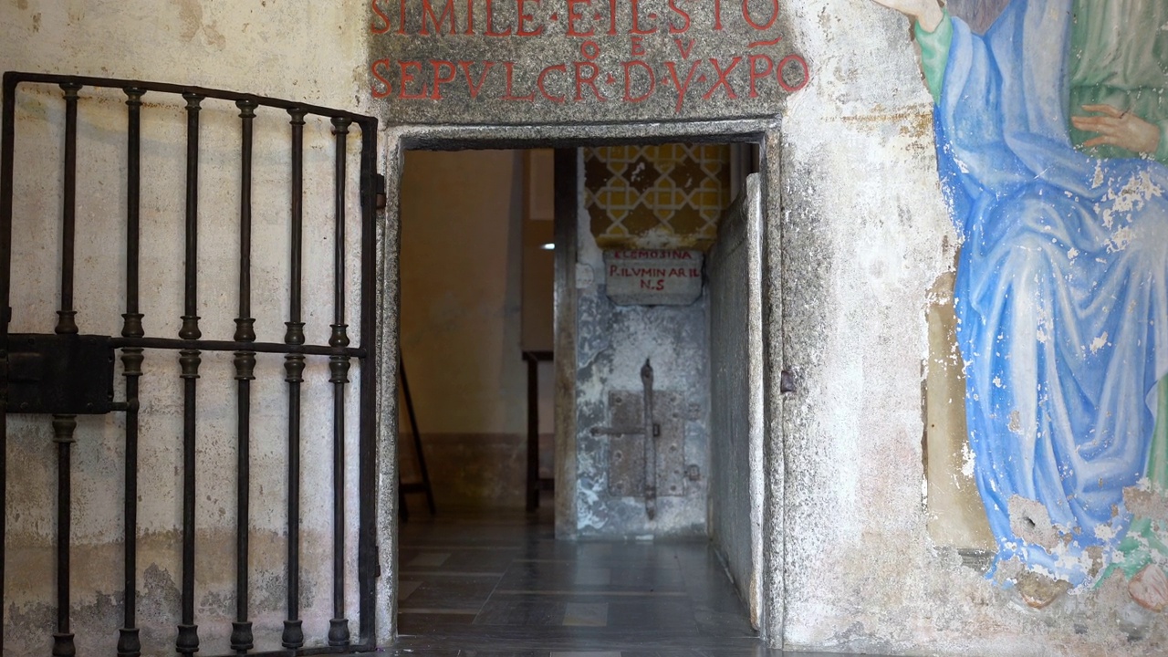进入瓦拉洛圣山圣墓内殿的门槛，这是一个基督教的虔诚综合体，是联合国教科文组织的世界遗产。放大4k镜头视频素材