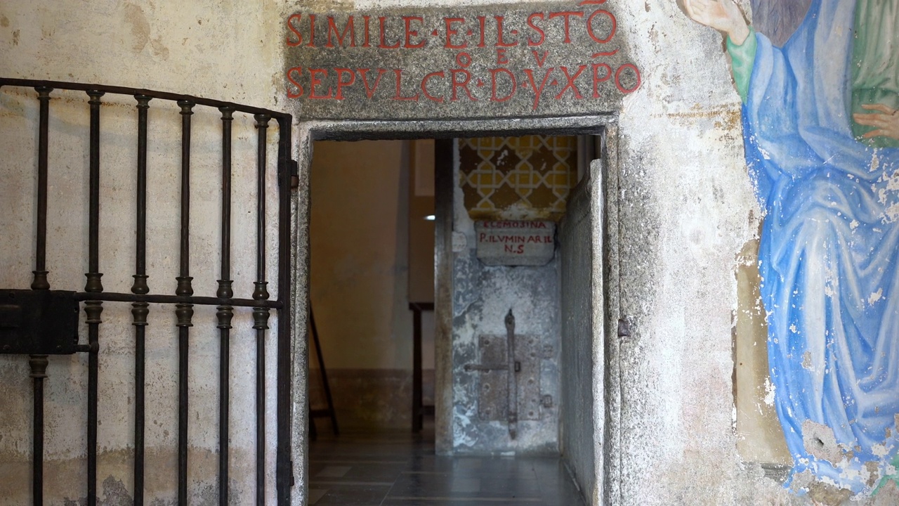 进入瓦拉洛圣山圣墓内殿的门槛，这是一个基督教的虔诚综合体，是联合国教科文组织的世界遗产。缩小4k镜头视频素材