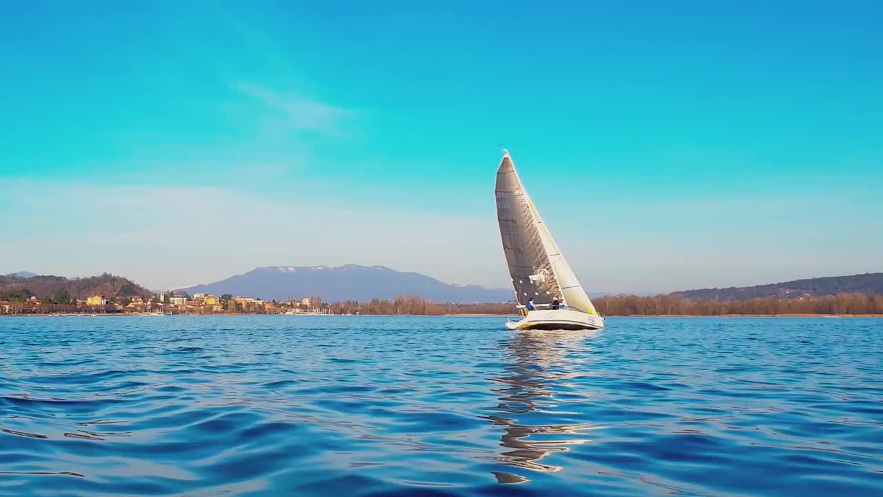 小游艇在马乔雷湖平静的开阔水域航行的低角度海平面视图。意大利视频素材