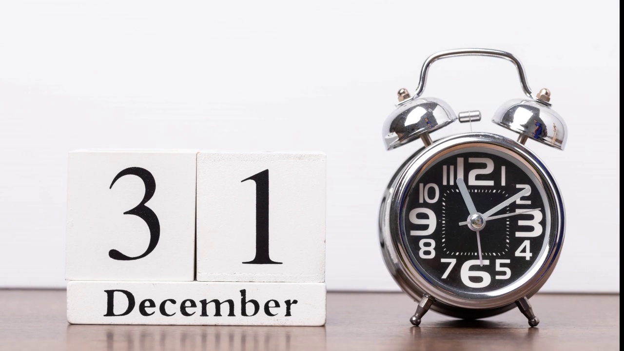 4k停止运动日历年12月31日至1月1日与时间时钟在白色背景。概念新年快乐2022-2023，关键框架。视频下载