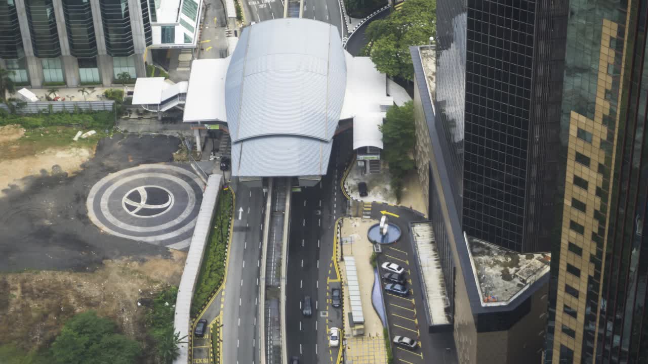 吉隆坡市繁忙的道路和快速公交站。视频下载