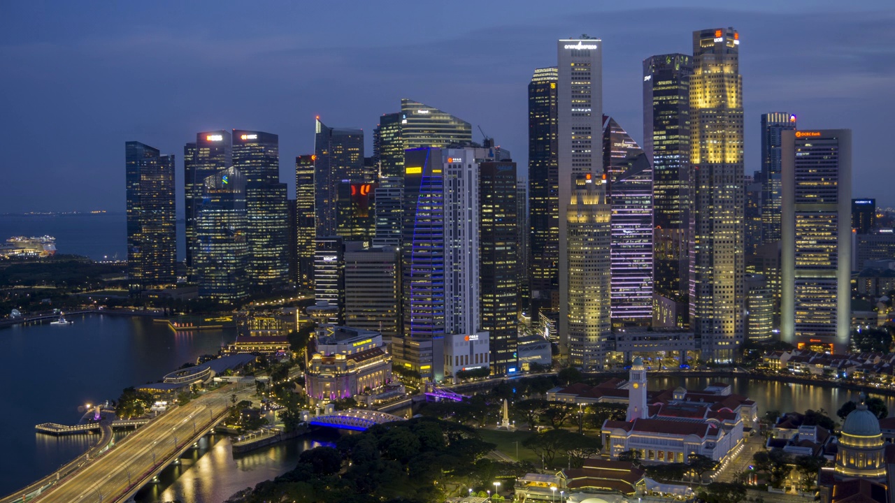 航拍时间推移，新加坡滨海湾从日落到夜景。视频下载