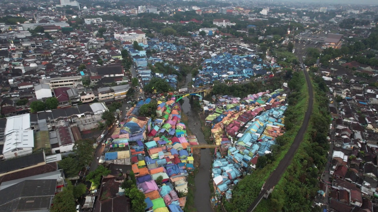 马郎市老贫民窟村Jodipan的鸟瞰图，那里有五颜六色的房子视频下载