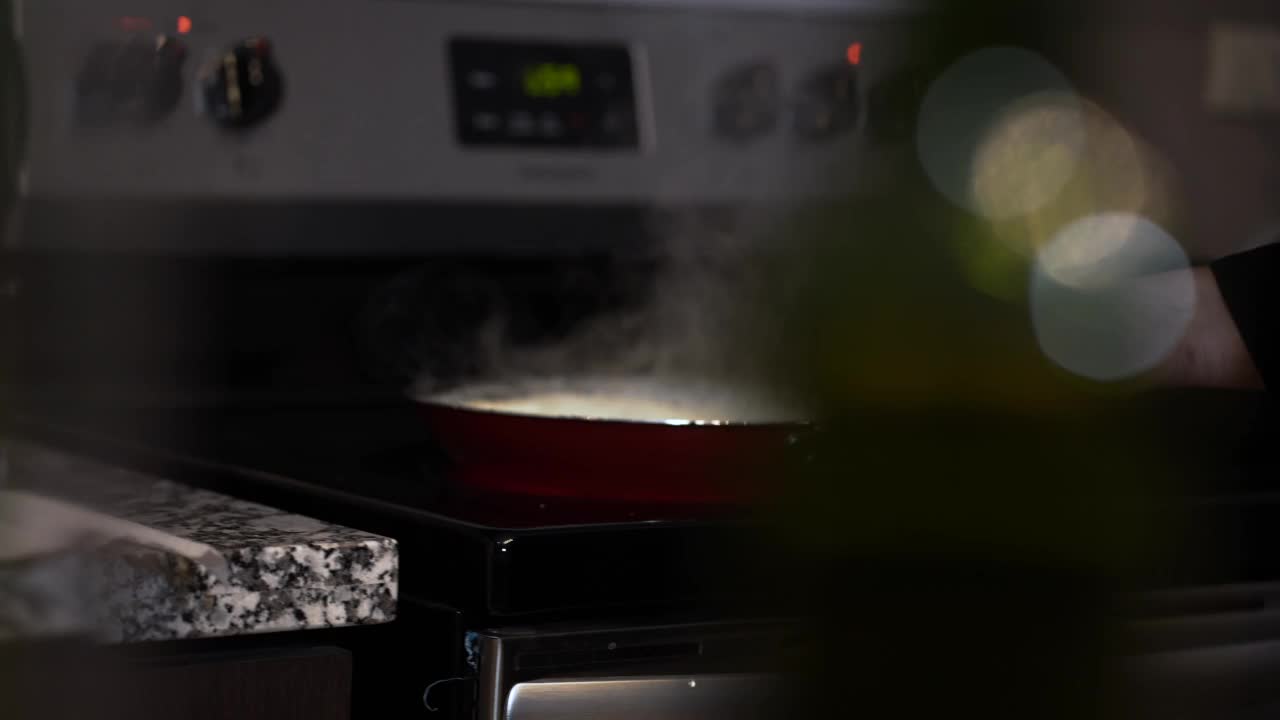 特写镜头，一个厨师在煤气炉附近的锅里搅拌食物视频素材