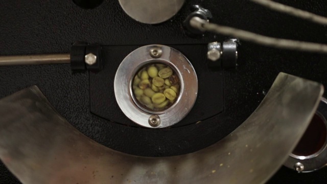 在烘焙机中转动的绿咖啡豆的俯视图视频下载