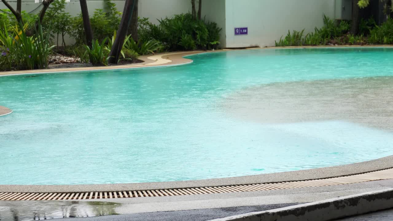 酒店游泳池白天下雨视频素材