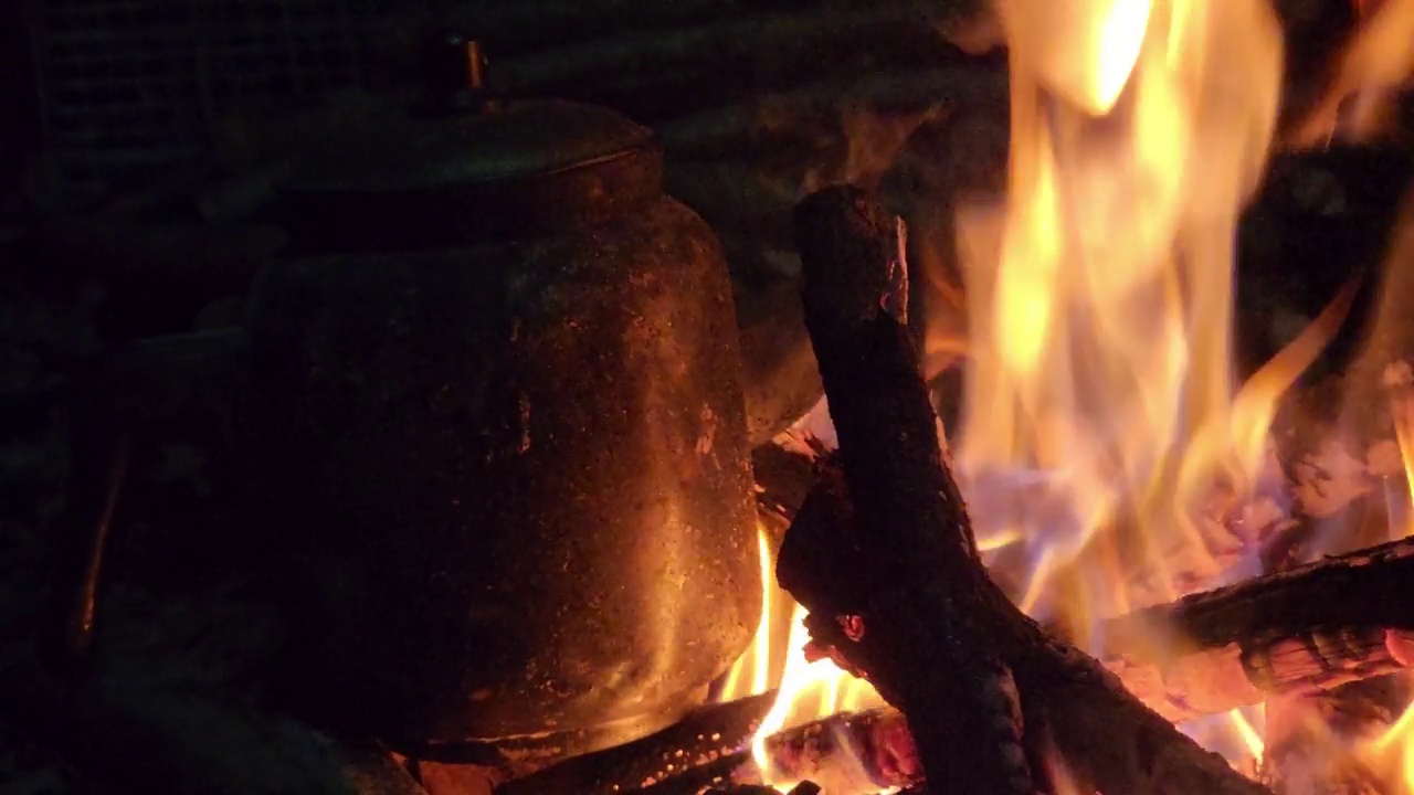 篝火上的水壶视频素材
