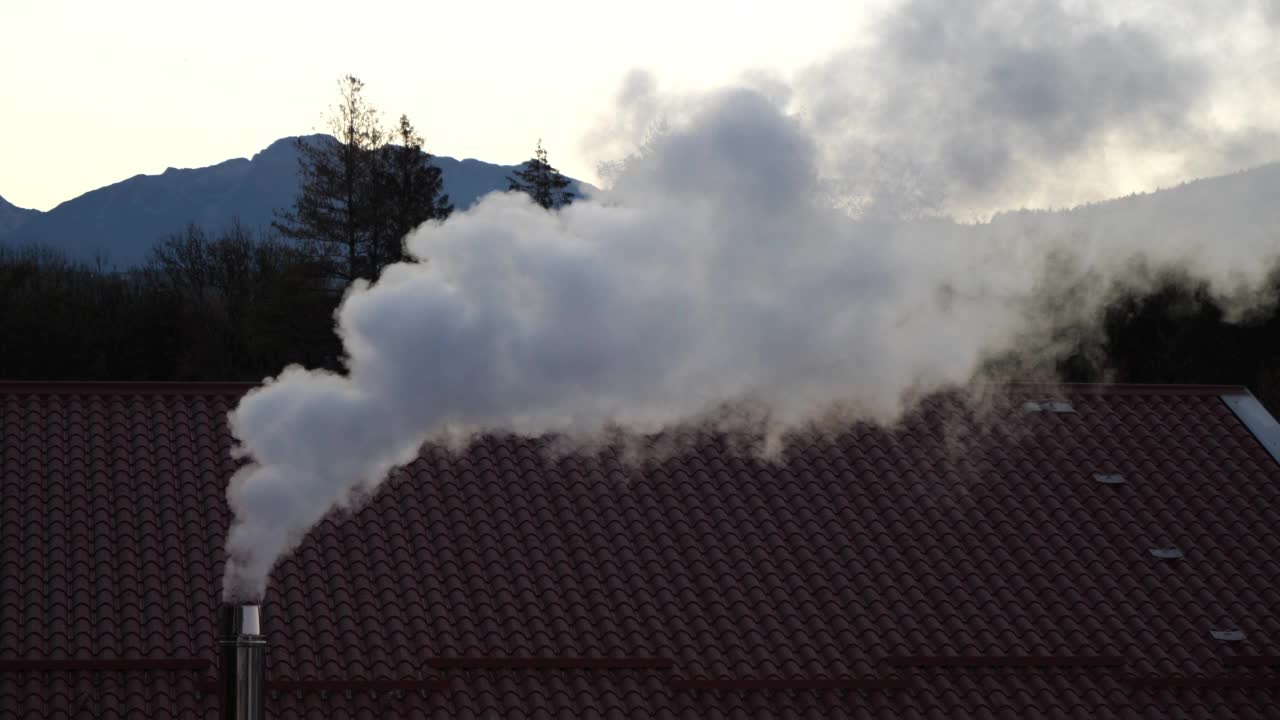 屋顶采暖系统烟囱排烟和蒸汽，家庭采暖视频背景与复制空间视频下载