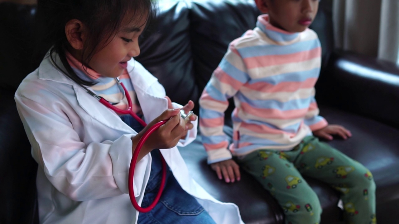 孩子们正在扮演医生治疗病人的角色。视频素材