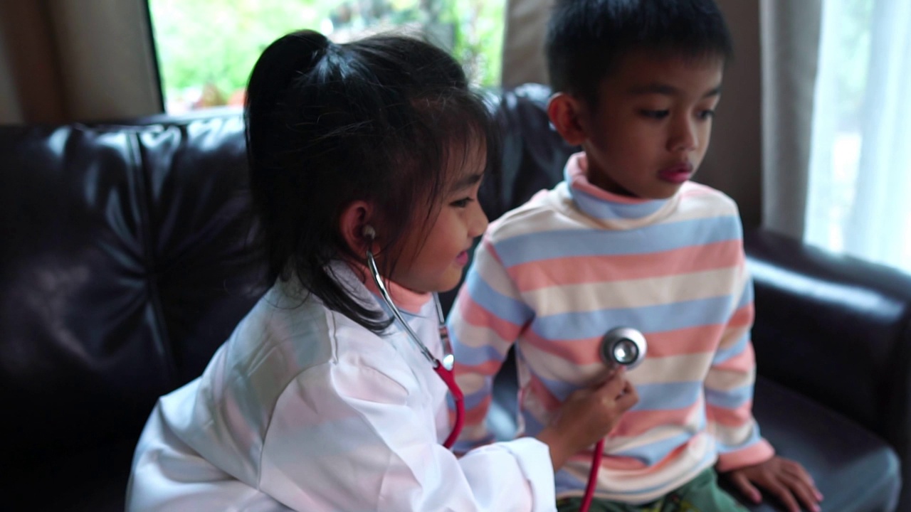 孩子们正在扮演医生治疗病人的角色。视频素材