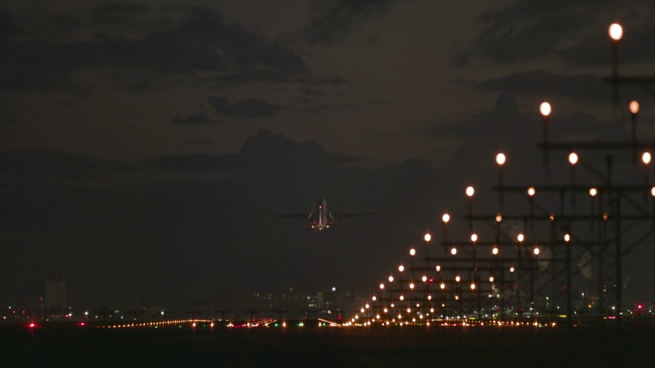 飞机在夜间从跑道起飞视频素材
