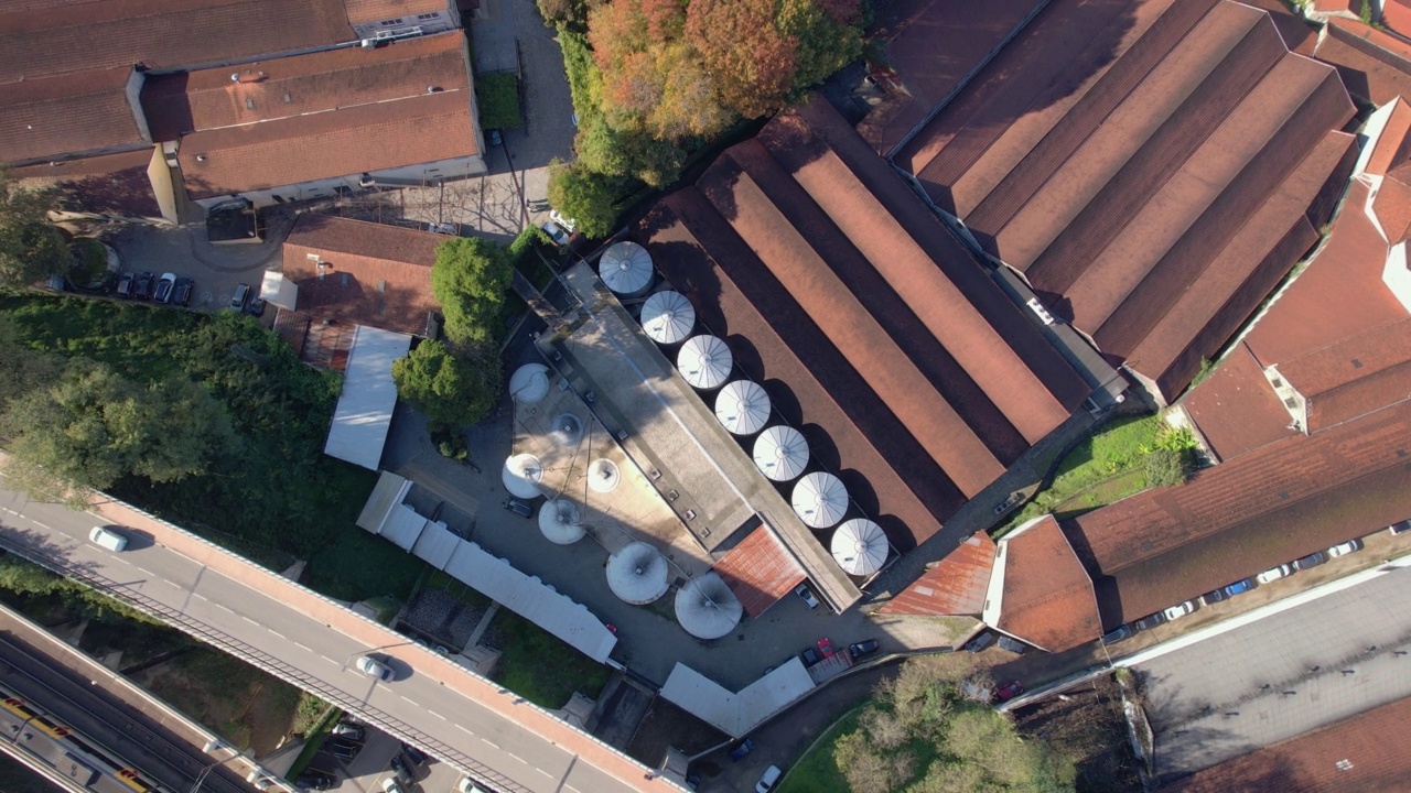 从上到下波尔图葡萄酒酿酒厂的鸟瞰图视频下载