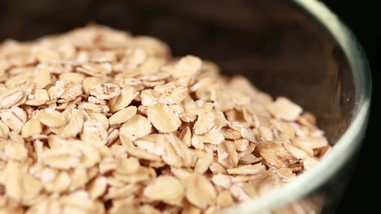 盛在碗里的生燕麦片视频下载