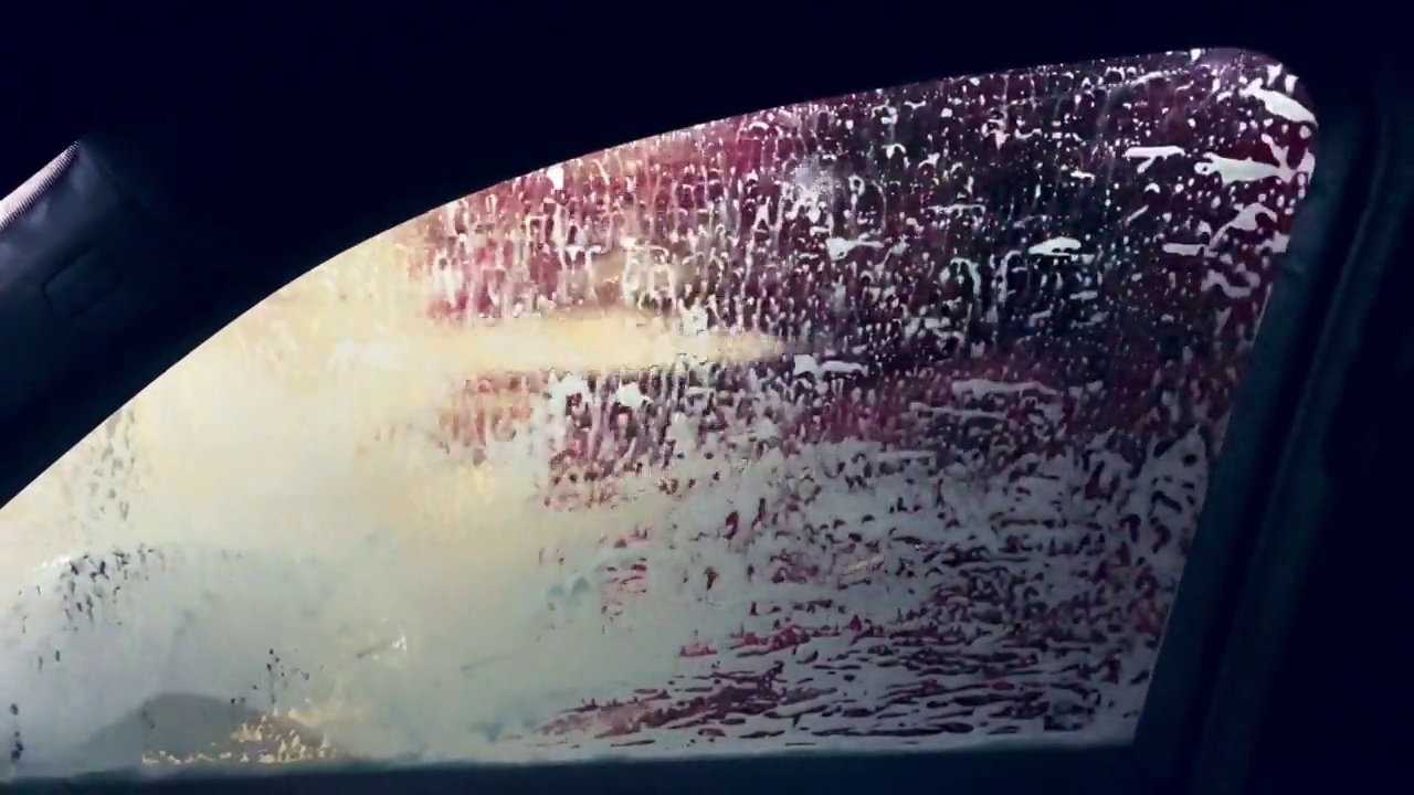 从汽车内部取出的清洗和清洗汽车外部的过程视频下载