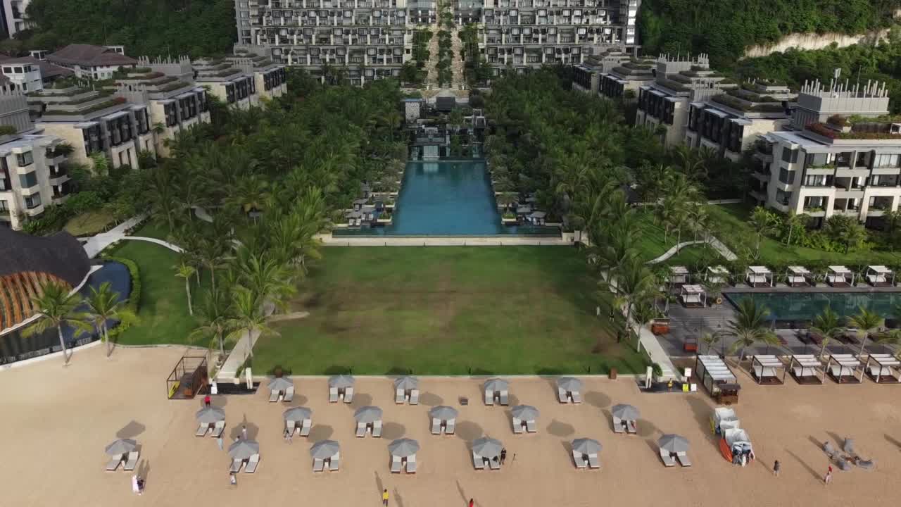 电影Nusa Dua，巴厘岛日落海滩与豪华的五星级酒店和度假村视频下载