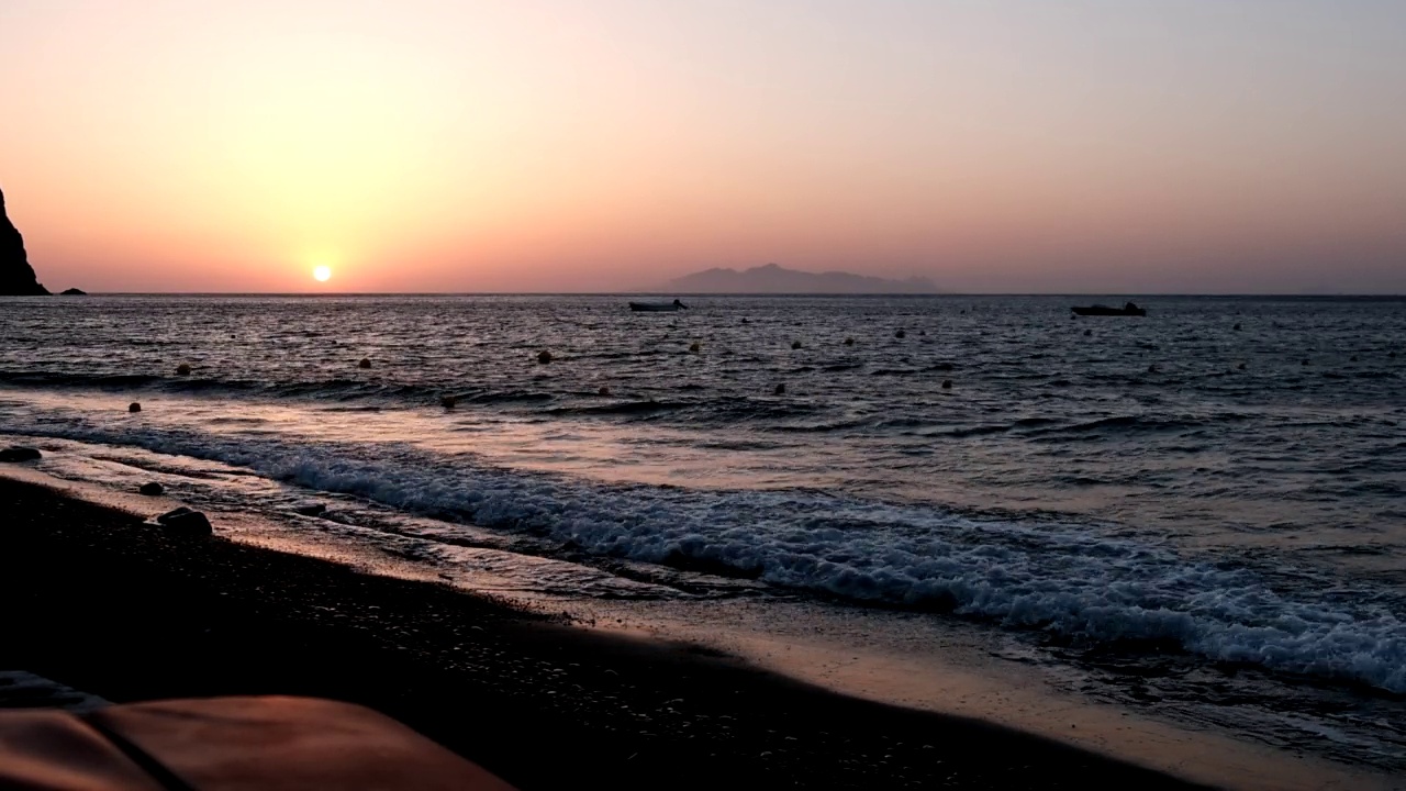 波涛汹涌的海面上迷人的日落视频素材